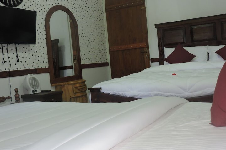 Room 4 of 8