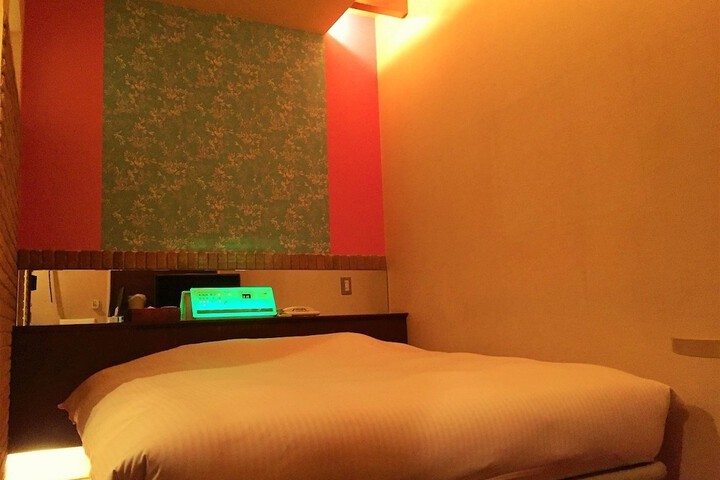 Room 6 of 9