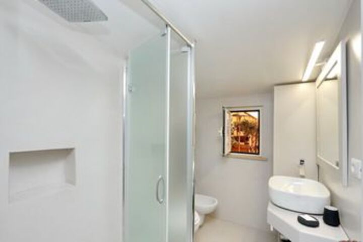 Room 4 of 28