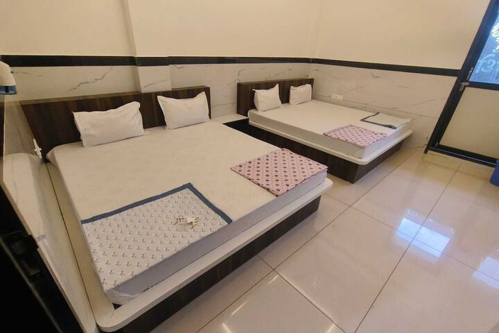 Room 4 of 9