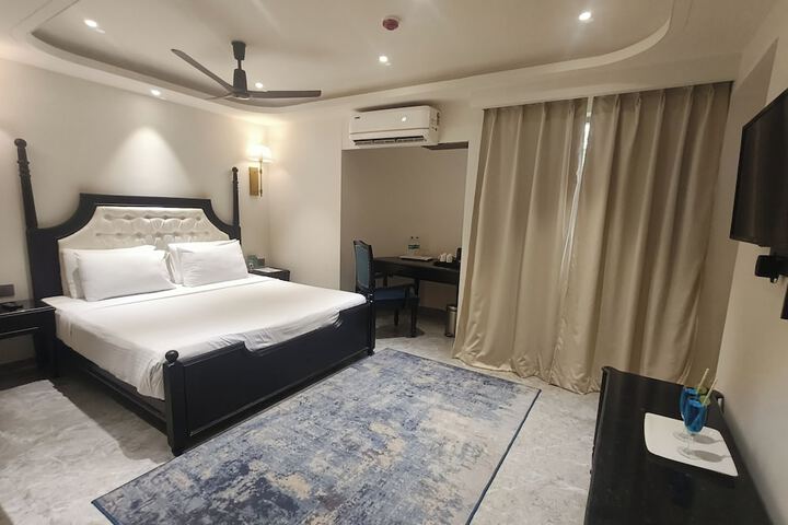 Room 26 of 77