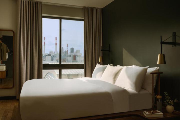 Guest Room 1 King Bed (3 of 6)