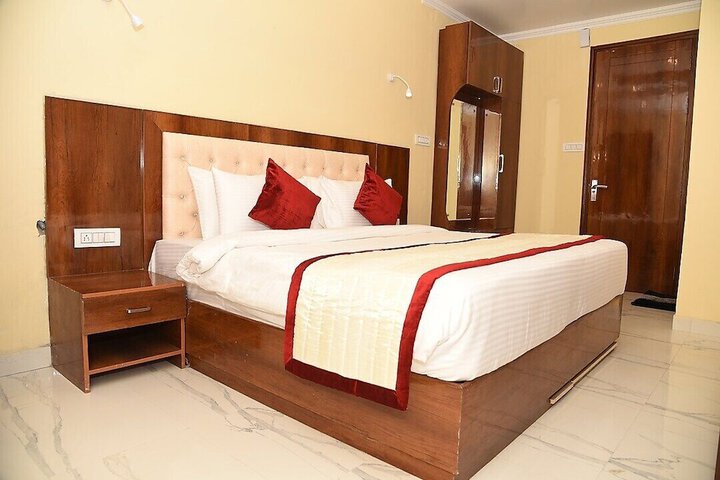 Room 2 of 9