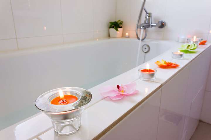 Deep soaking bathtub