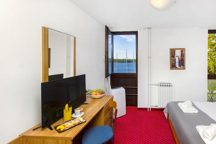 Room 12 of 89