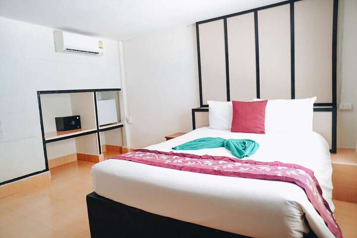 Room 28 of 86