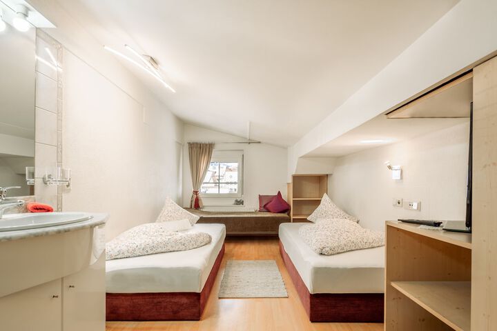 Room 6 of 84