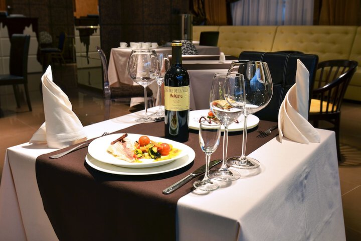 Dining 40 of 52