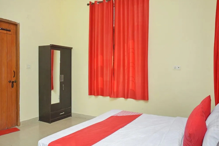 Room 4 of 12