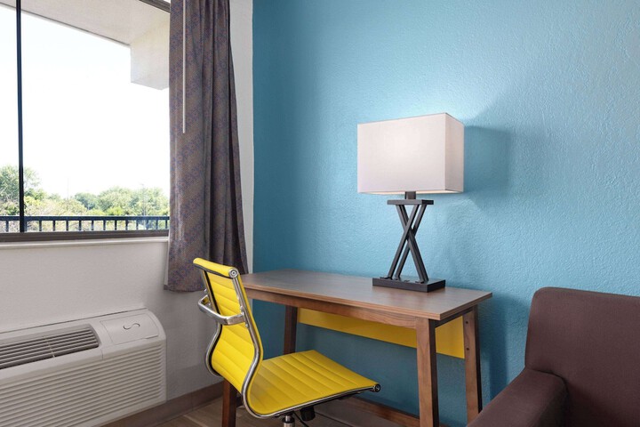 2 Double Beds (4 of 8)