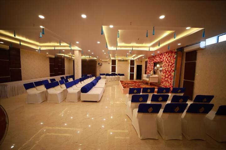 Ballroom/Hall 18 of 21