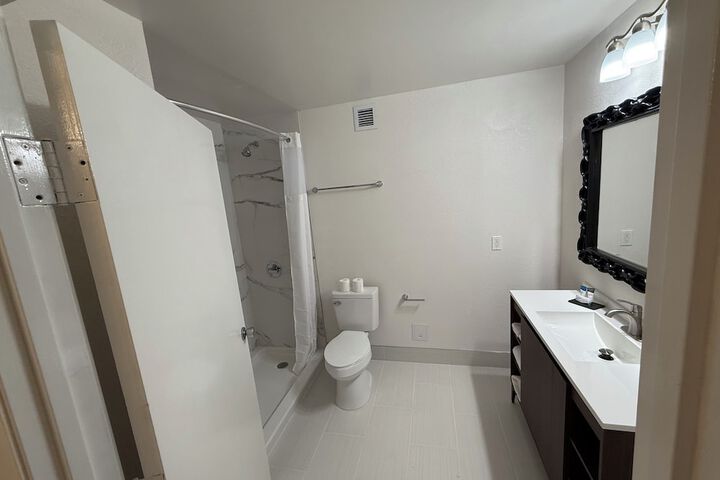 Room 5 of 9