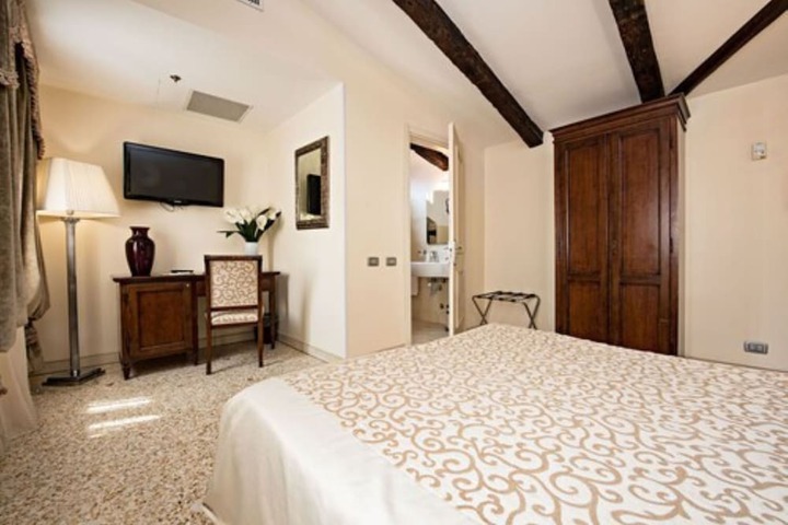 Room 32 of 51