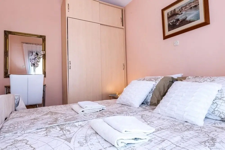 Room 4 of 18