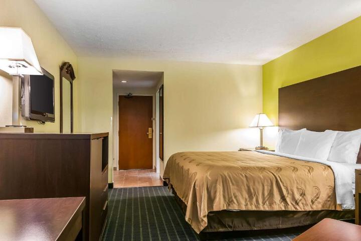 1 King Bed (5 of 6)