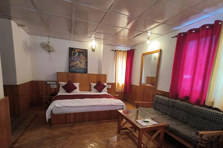 Room 5 of 10