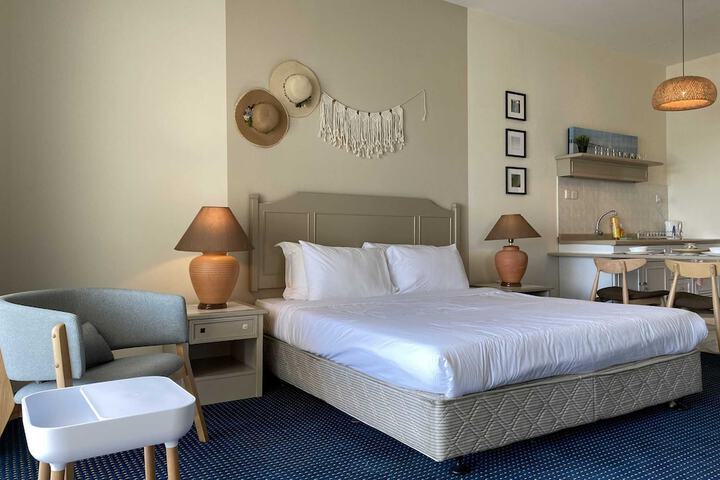 Room 33 of 650