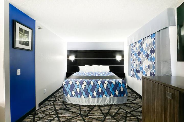 1 King Bed Accessible (3 of 14)