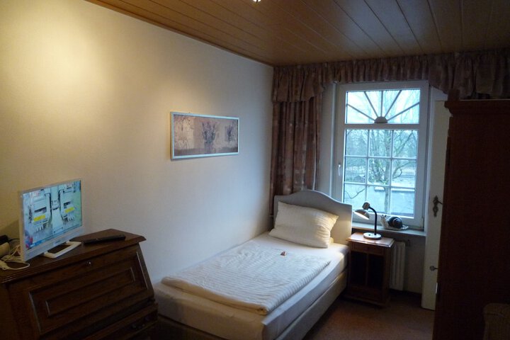 Room 4 of 23