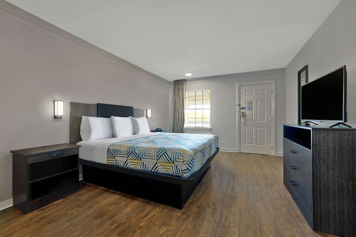 King Room Disability Accessible (6 of 8)
