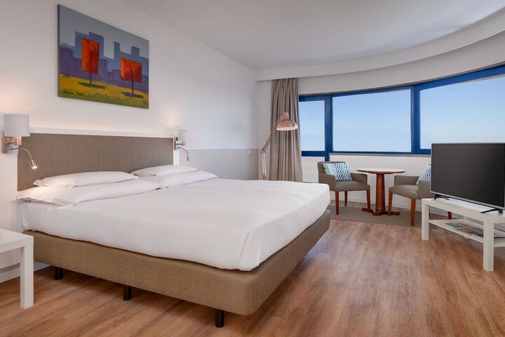 Room 14 of 37