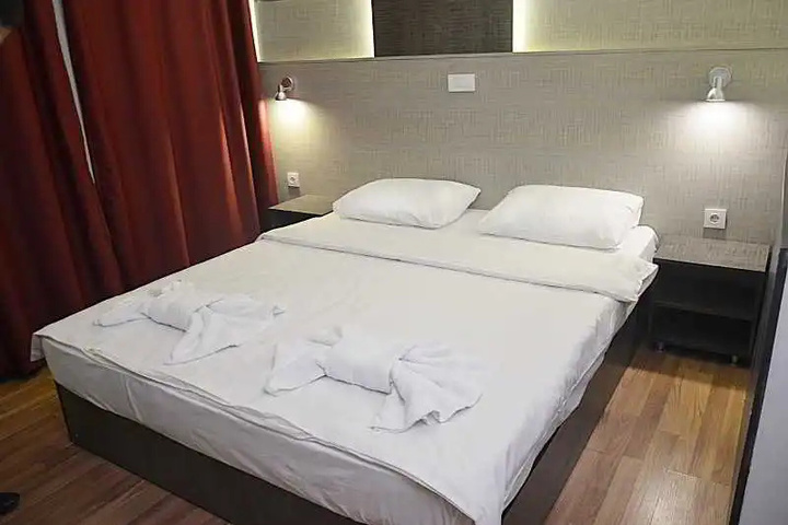 Room 4 of 7