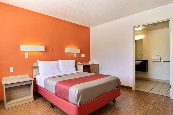 Room 8 of 34