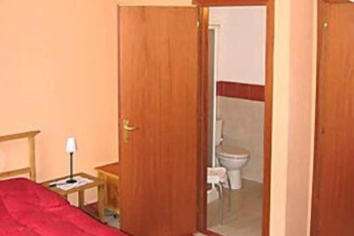 Room 10 of 40