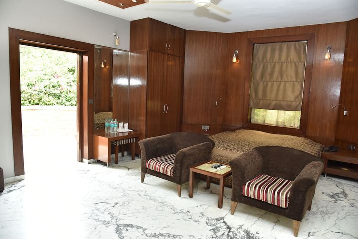Room 4 of 12