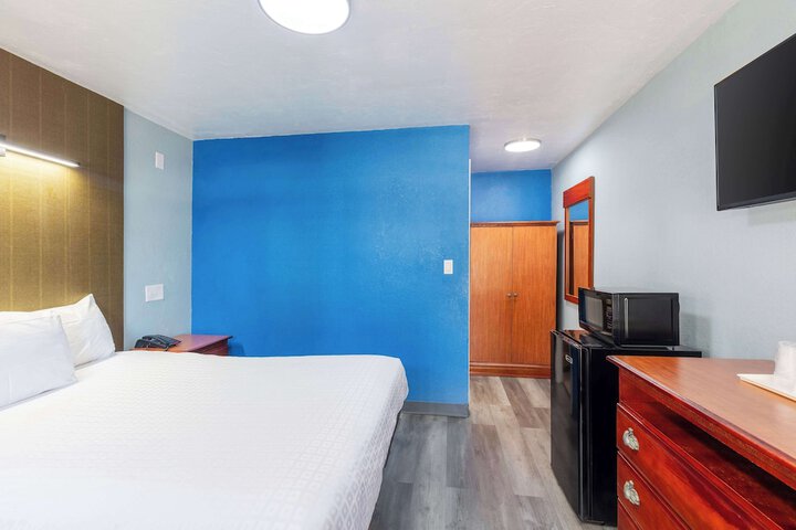 1 Queen Bed (22 of 27)