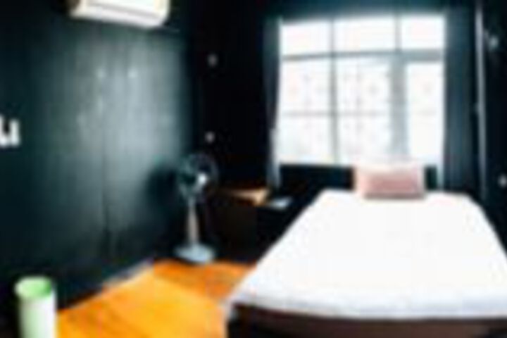 Room 8 of 11