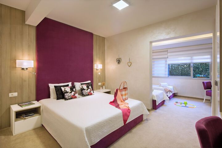Room 8 of 166