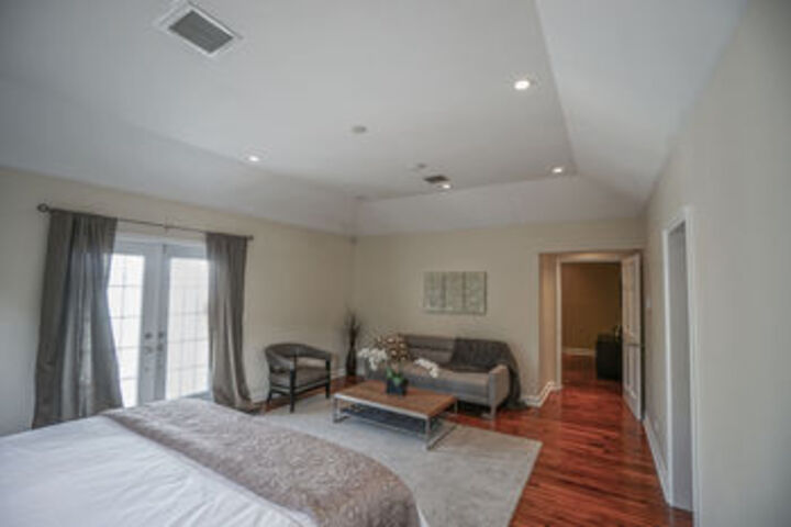 Room 10 of 27