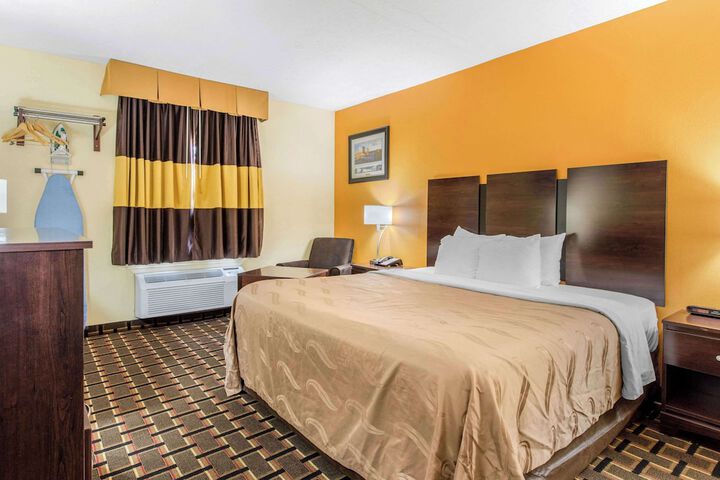 1 King Bed (2 of 16)