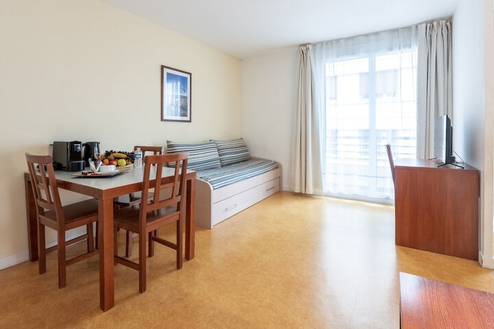 Room 9 of 16