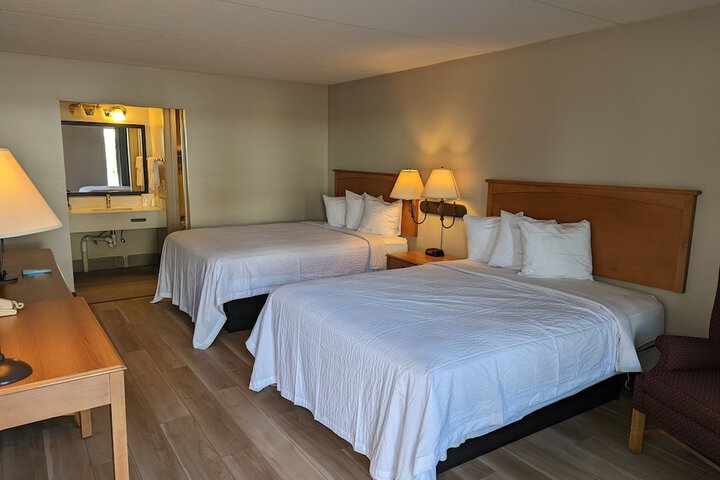 1 Queen Bed (6 of 14)