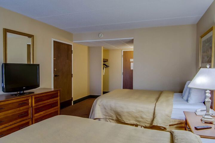 Double Accessible Queen Size Bed (4 of 8)