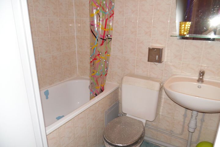 Room 4 of 27