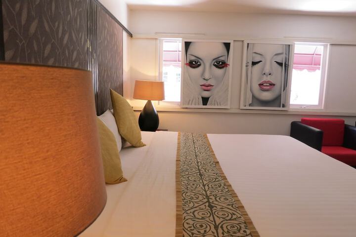 Room 5 of 106