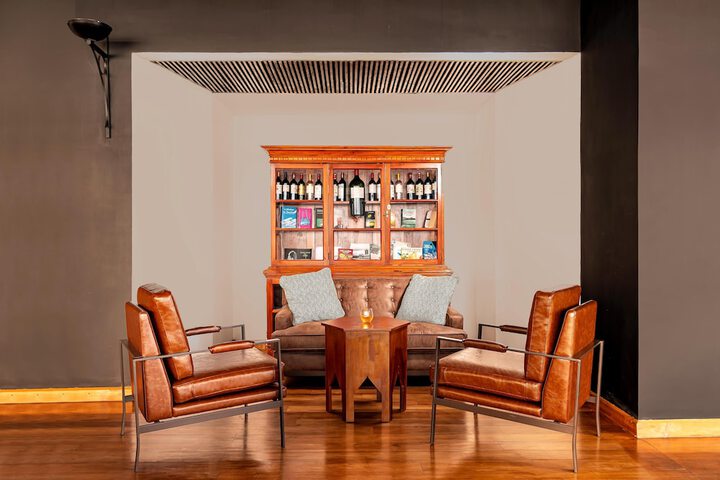 Lounge 81 of 106