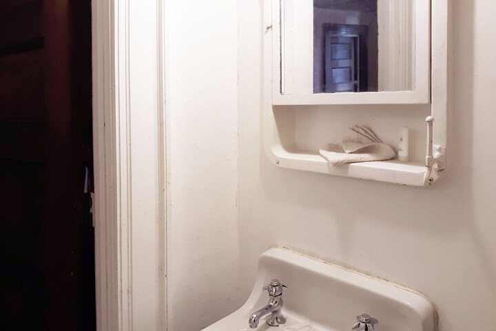 Bathroom sink
