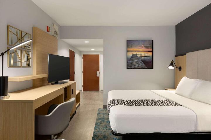 1 King Bed (14 of 16)