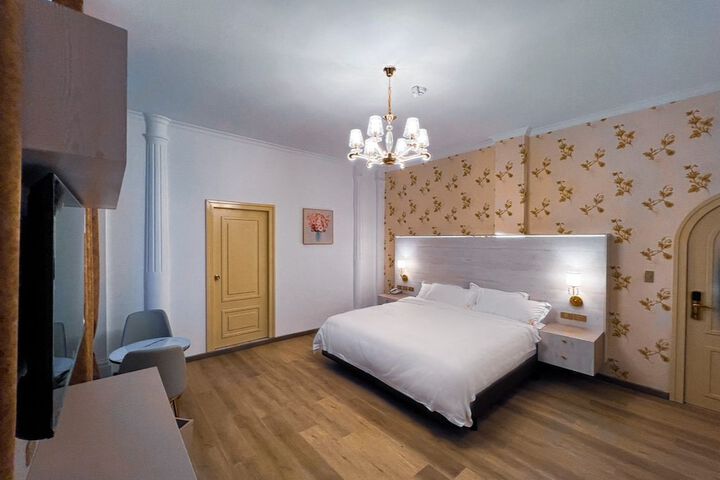 Room 9 of 90