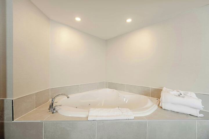 Jetted tub