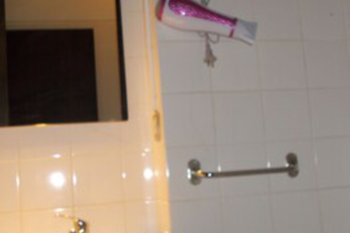 Room 4 of 32