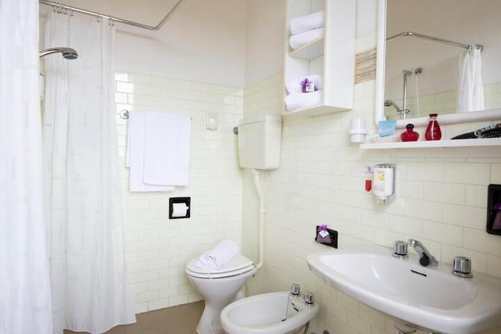Room 5 of 10