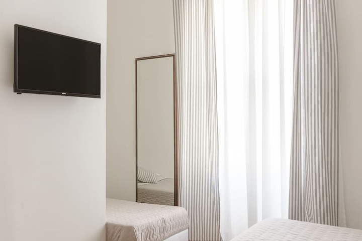 Room 7 of 32