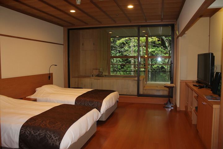 Room 28 of 214