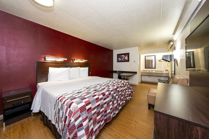 Deluxe King Bed (4 of 8)
