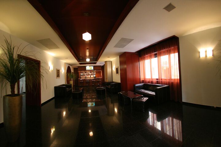 Lounge 28 of 34